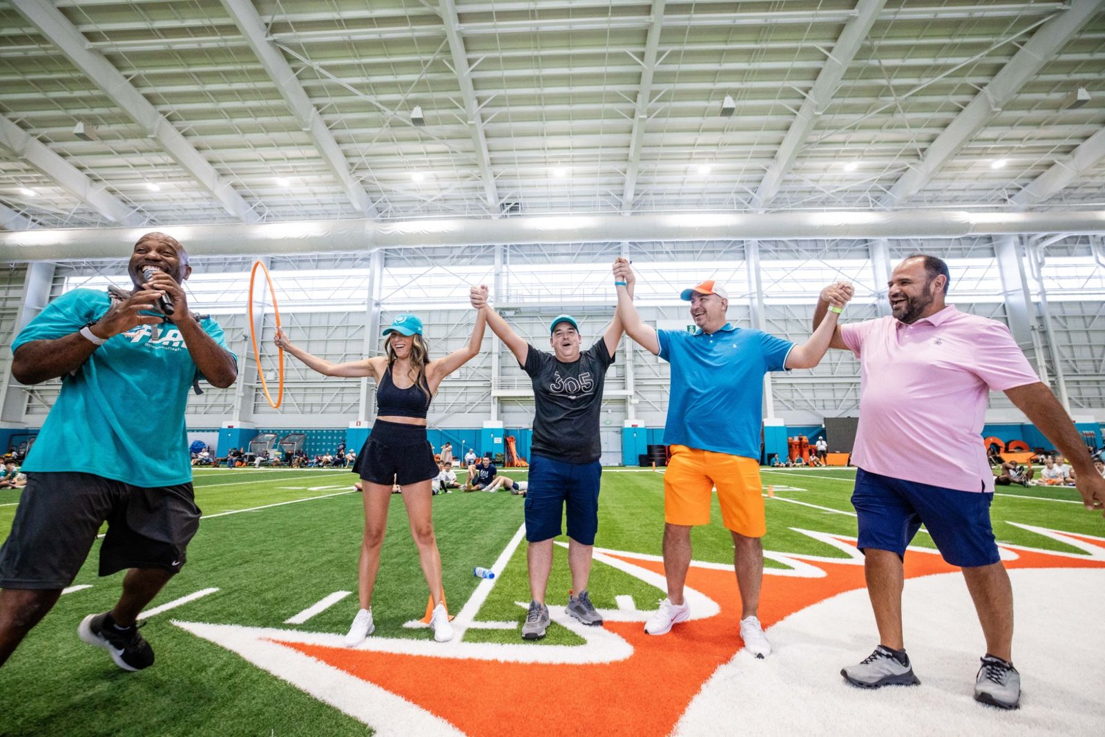 Junior Fins en el Junior Dolphins Camp, celebrando en el campo
