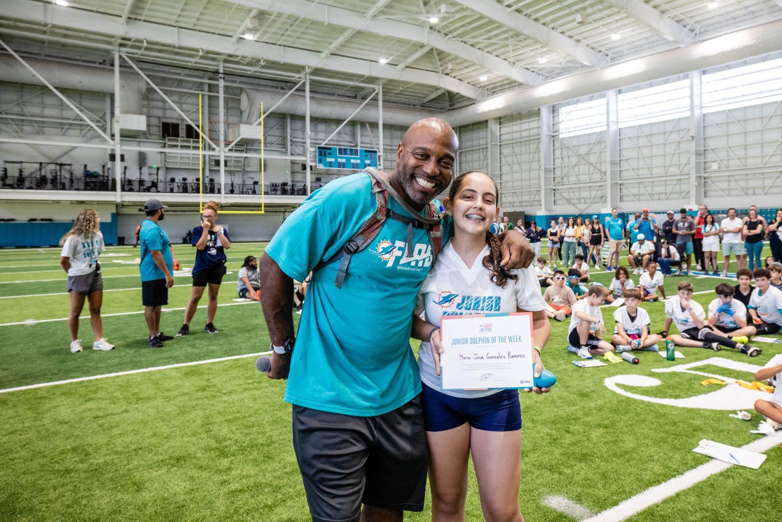 Jugadora de Junior Fins recibiendo reconocimiento Junior Dolphin of the Week