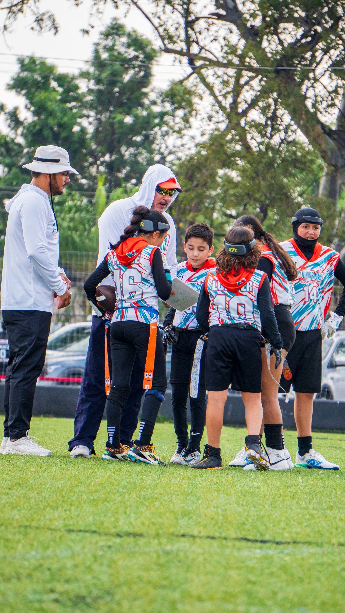 Coaches de Junior Fins dando instrucción a las jugadoras