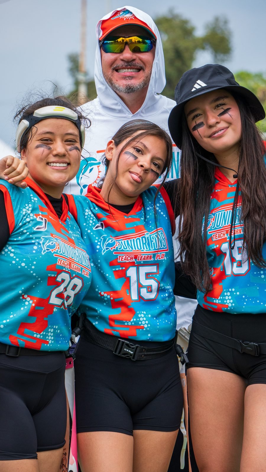 Coach con jugadoras Junior Fins